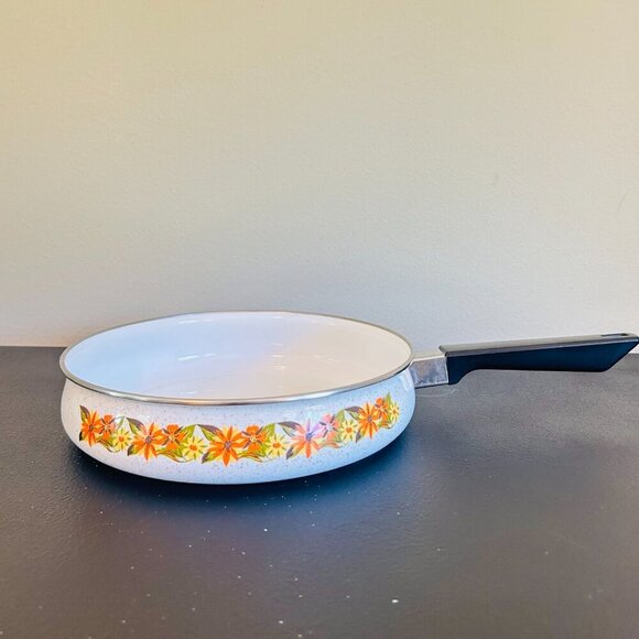 Vintage Enamelware Fry Pan & Soup Pot 1970s Kitchen Theme Matching Flowers 70s - Picture 1 of 10